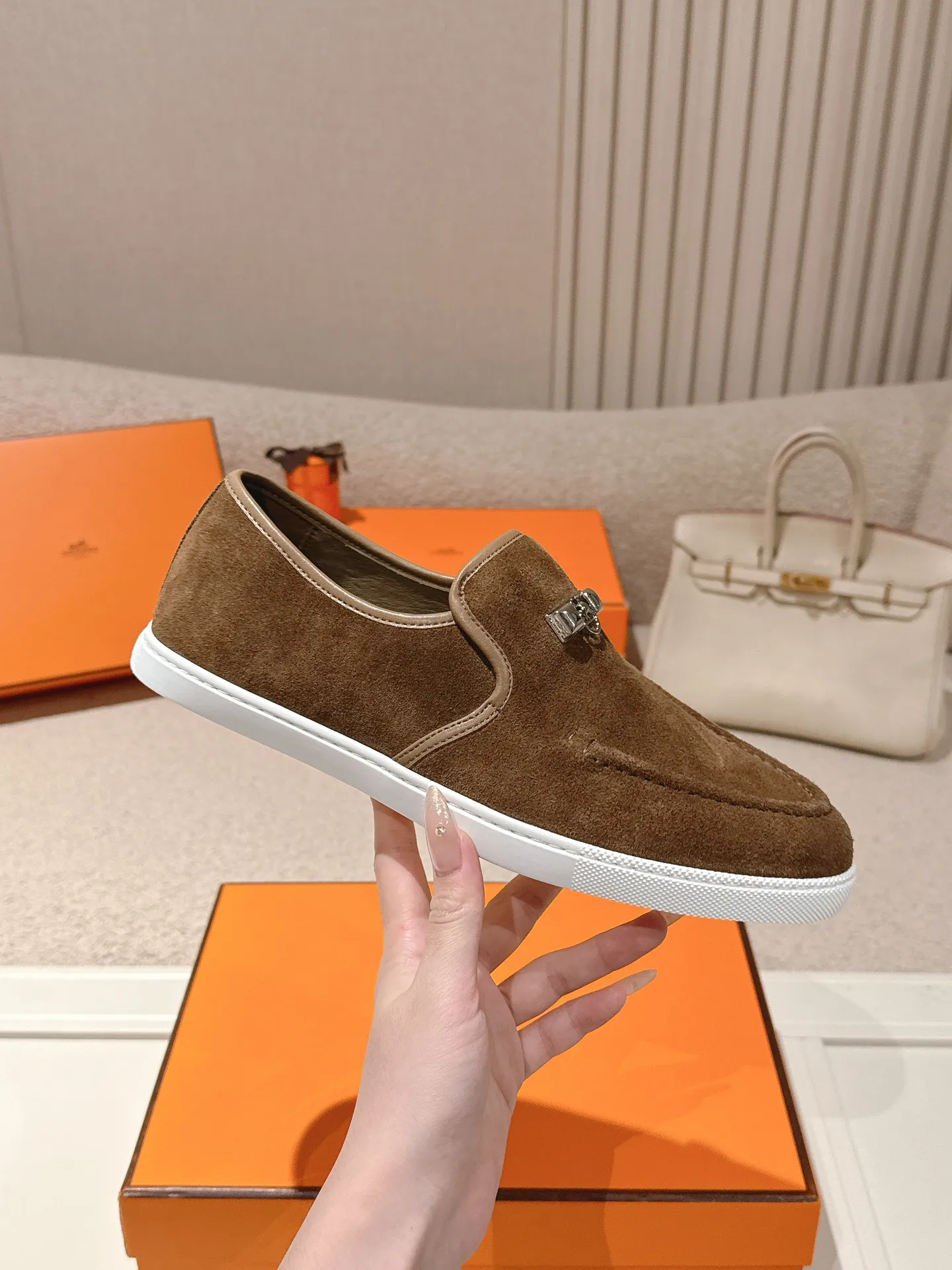 Men's Men's Shoes 600💰 Hermes# Couple Studded Loafers Calfskin and suede goatskin lace-up free sneakers with signature "H" detail. The design is simple and smooth, creating a fashionable urban look. It is comfortable and versatile. H family classics are not outdated, and the delivery counter is exquisitely packaged🛍📦 Fabric: Original customized imported first-layer cowhide/cow down Lining: Imported soft sheepskin Sole: Original open-molded anti-slip TPU material Size: 35-45